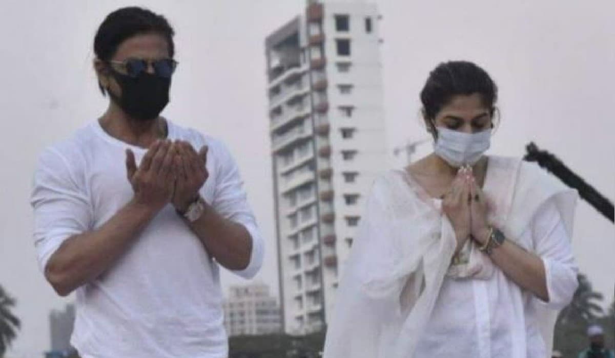 लता मंगेशकर के अंतिम संस्कार में शाहरुख खान संग दिख रहीं महिला कौन है ? ये तसवीर चर्चा में..