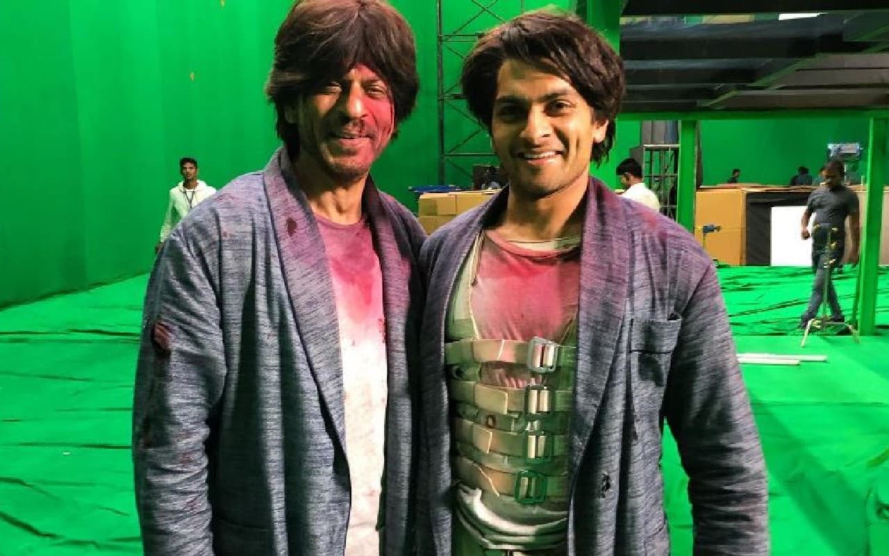 शाहरुख खान अपने स्टंट बॉडी डबल हसीत संग पोज देते आये नजर, ब्रह्मास्त्र के सेट से सामने आई अनदेखी तस्वीर