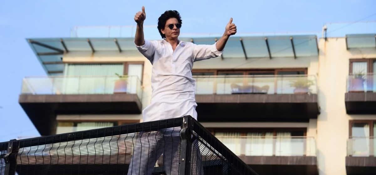Shahrukh Khan को बर्थडे विश करने मन्नत के बाहर जुटे थे फैंस, तभी 17 प्रशंसकों के फोन हो गए चोरी, FIR दर्ज