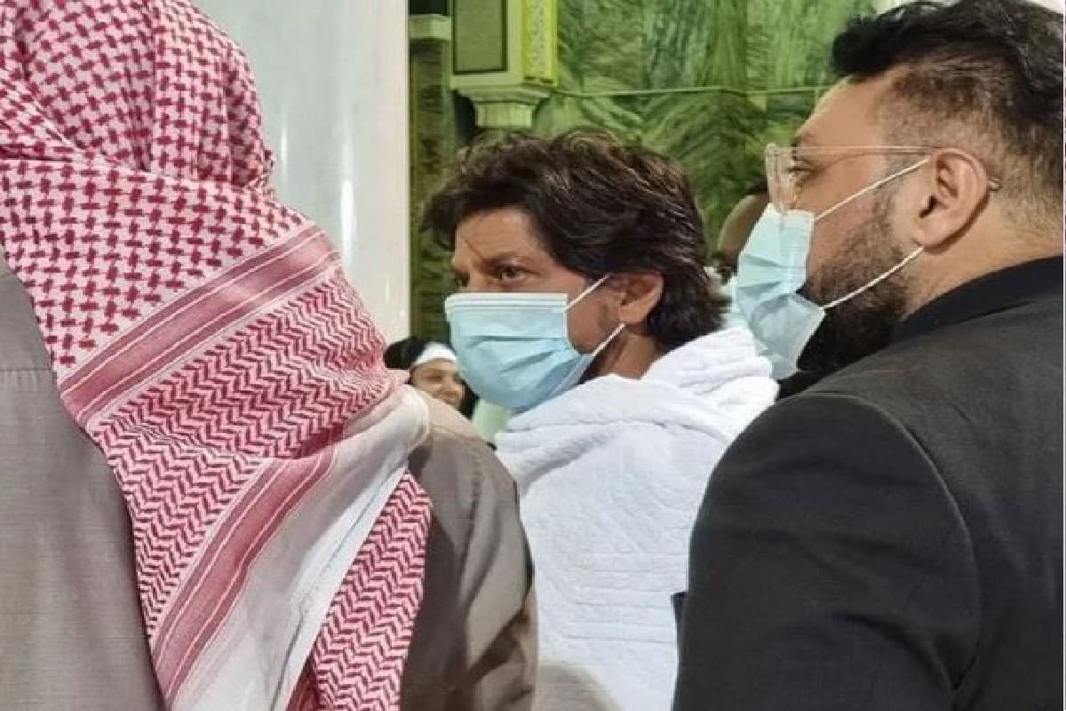 Shahrukh Khan Photo: मक्का में उमराह करने पहुंचे शाहरुख खान, UAE से सुपरस्टार की तसवीरें हुई वायरल
