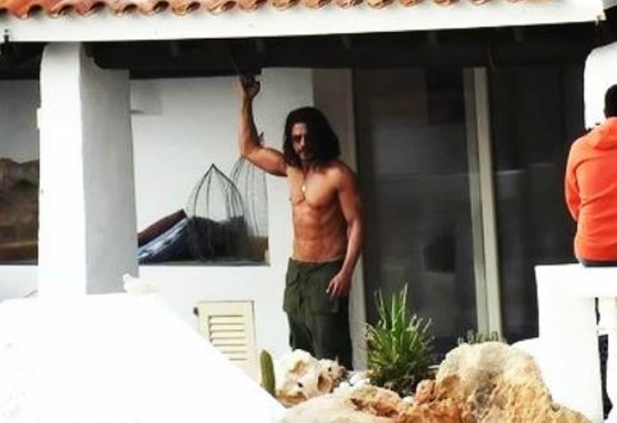 ‘पठान’ फिल्म के सेट से शाहरुख खान की शर्टलेस फोटो LEAK, लंबे बालों के साथ एब्स किया फ्लॉन्ट