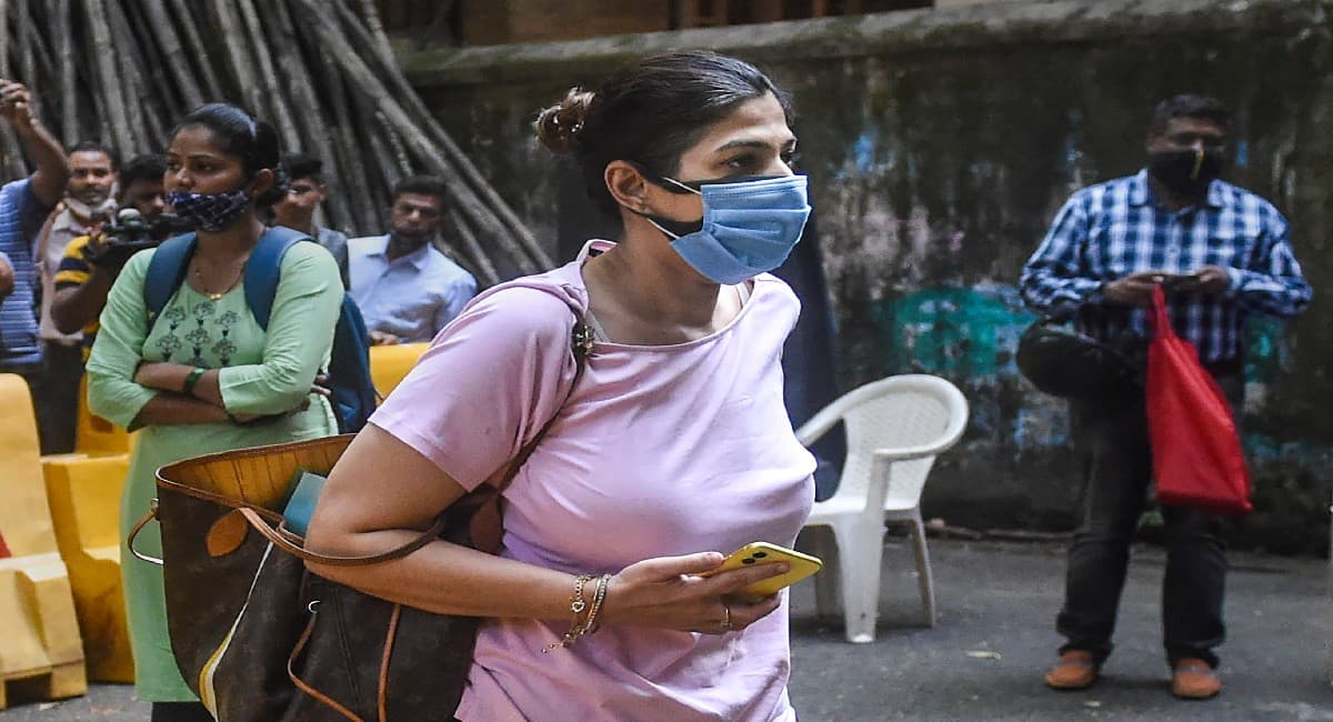 Aryan Khan Case: हाथ में लिफाफा लिए NCB दफ्तर पहुंची शाहरुख खान की मैनेजर, एक घंटे से अधिक रुकी फिर...