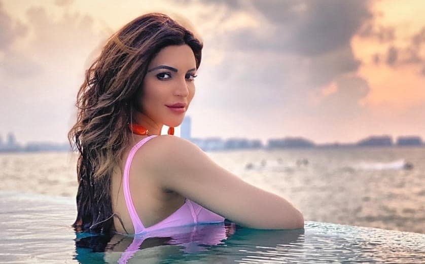 Shama Sikander ने इंटरनेट का बढ़ाया पारा, Glamorous Photoshoot  में कुछ यूं लगी हसीना