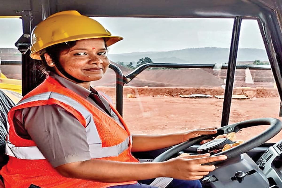 रांची की ये महिला पहले थी घरेलू कामगार, फिर चलाया पिंक ऑटो और आज माइंस में चला रहीं डंपर