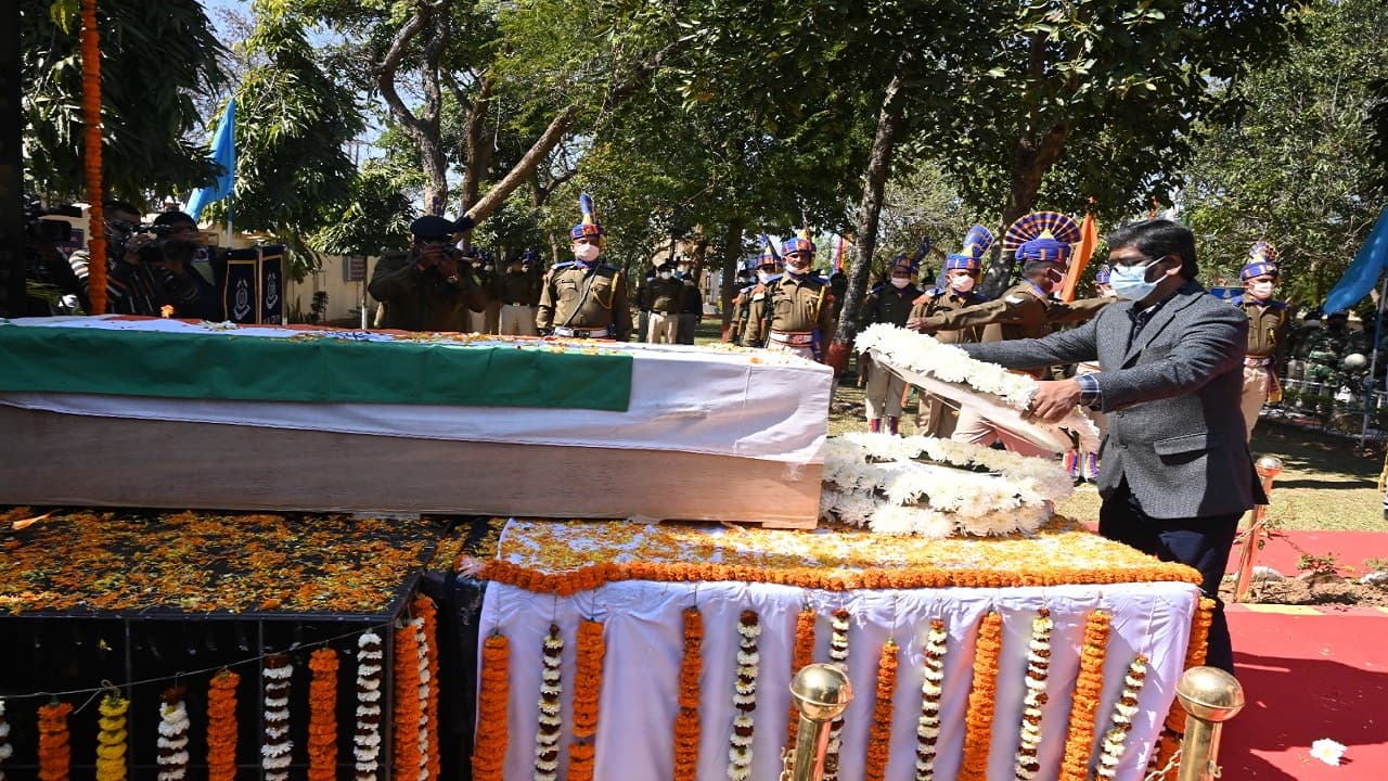 छत्तीसगढ़ नक्सली हमले में शहीद शांति भूषण तिर्की का पार्थिव शरीर पहुंचा रांची, सीएम ने दी श्रद्धांजलि