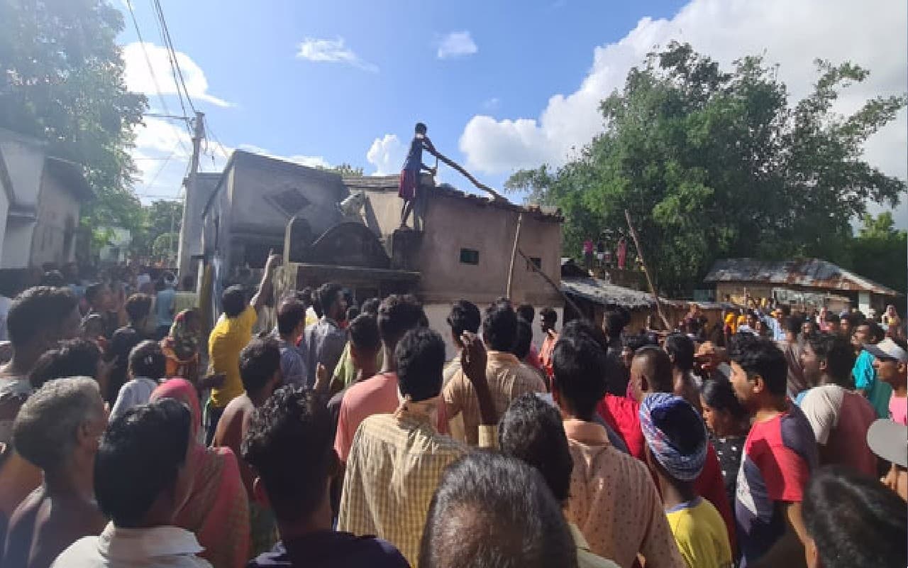 Bengal News: शांतिनिकेतन से लापता बच्चे का शव पड़ोसी के घर से मिला,भीड़ ने लगाई आग, इलाके में तनाव