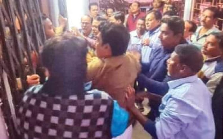 विश्व भारती में छात्रों का प्रदर्शन जारी, विभिन्न मांगों को लेकर कुलपति का देर रात किया घेराव