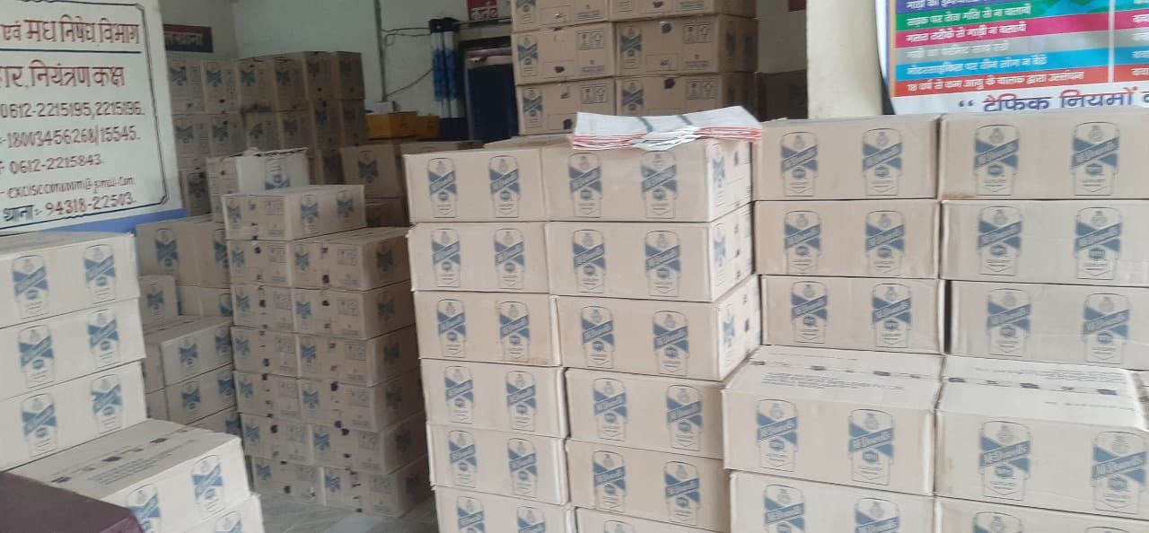 Jharkhand: 5 साल में जब्त 3.32 लाख लीटर अवैध शराब को रखने के लिए नहीं है जगह, उठ रहे कई सवाल