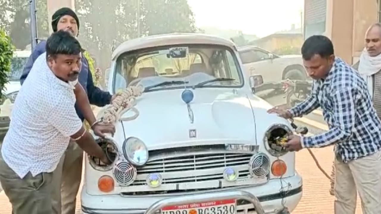 उत्तर प्रदेश सरकार लिखी एंबेसडर कार से बिहार में शराब तस्करी, दूल्हे की कार से बीयर के केन बरामद, 15 धराये