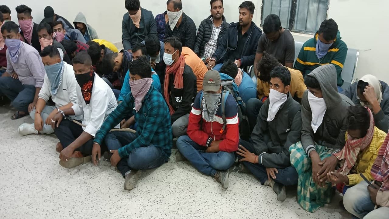 शराब पीकर झूमने के चक्कर में सभी बाराती पहुंच गये हवालात, बंगाल से बिहार में प्रवेश करते ही धराए