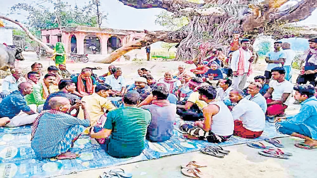 मोतिहारी में ग्रामीणों की अनोखी पहल, शराब पीने और बेचने वालों पर कार्रवाई के लिए बैठक, थानेदार से मिले