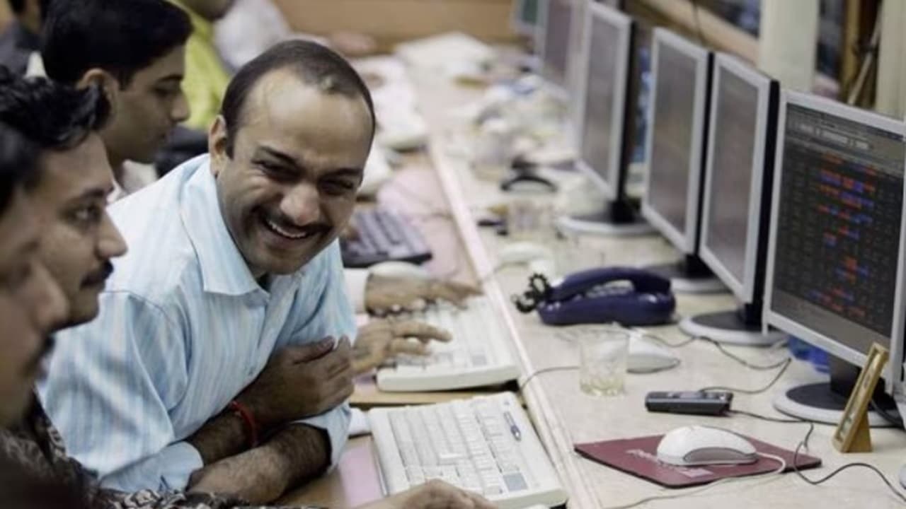 Share Market: शेयर मार्केट आयी तूफानी तेजी, सेंसेक्स 492.71 अंक उछला, निफ्टी 21,810 के पार