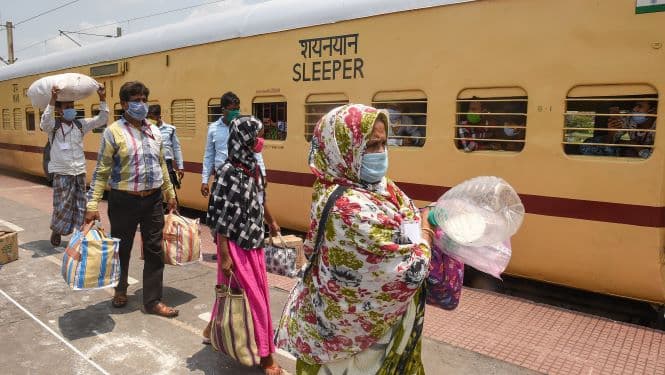 बाढ़ व लॉकडाउन के बीच परदेस जाने वाले रेल यात्रियों की बढ़ी मुश्किलें, जानें कब तक मिलेंगे कन्फर्म टिकट