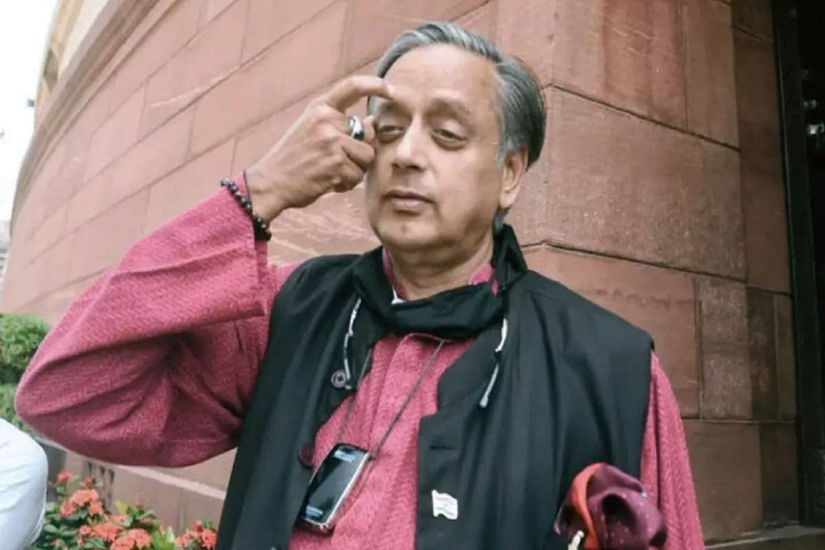 Shashi Tharoor Gadget: बड़े काम की है यह डिवाइस, जिसे शशि थरूर गले में लटकाकर हमेशा रखते हैं अपने साथ