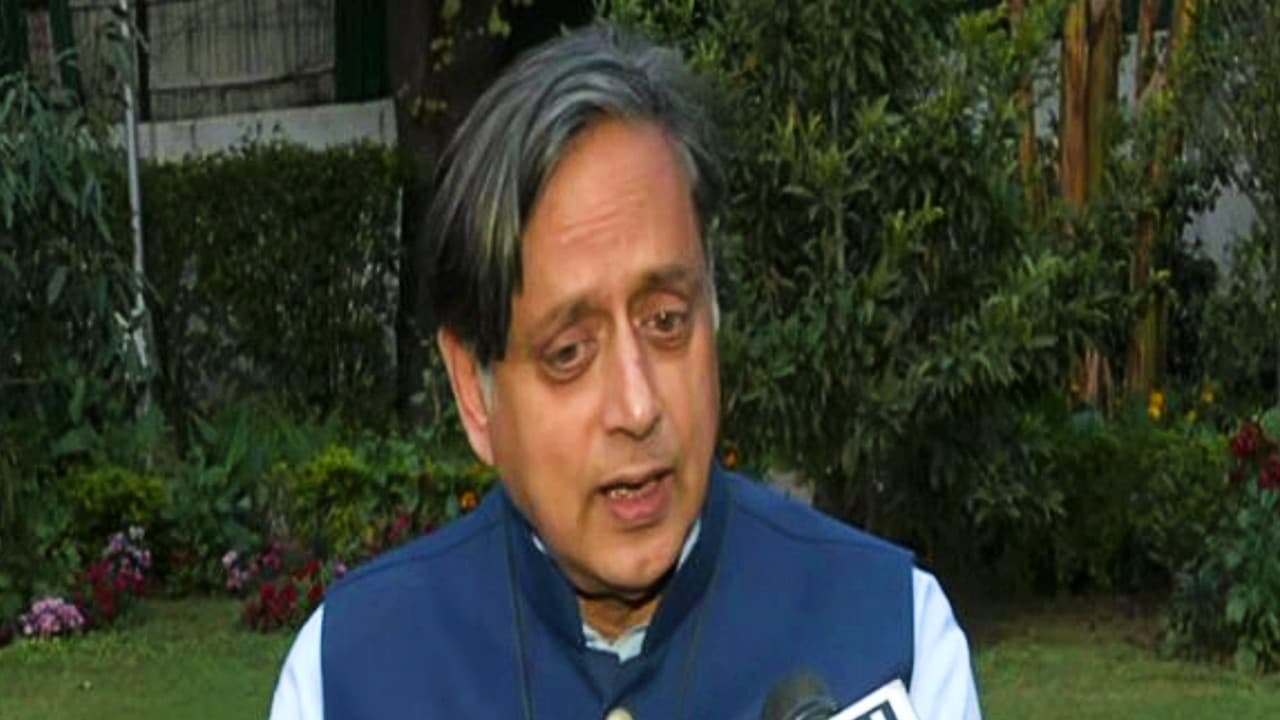 "यह भारतीय लोकतंत्र के लिए हानिकारक है": राहुल गांधी को अयोग्य ठहराने पर शशि थरूर