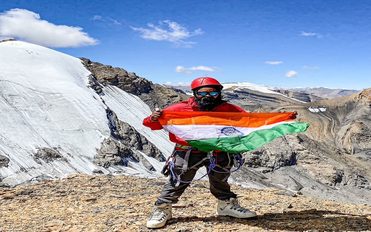 Jharkhand News: MLA डॉ लंबोदर महतो के बड़े पुत्र शशिशेखर ने 19 हजार फीट ऊंचे माउंट मणिरंग पर फहराया तिरंगा