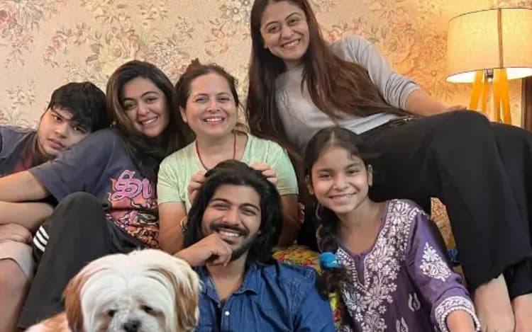 Sheezan Khan: जेल से निकलने के बाद परिवार संग सुकून के पल एन्जॉय करते दिखे शीजान खान, कैप्शन ने खींचा ध्यान