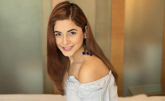 शहनाज गिल क्रॉप टॉप में दिखीं बेहद बोल्‍ड, फैंस ने कमेंट में लिखा,' आंखों में शरारत...'