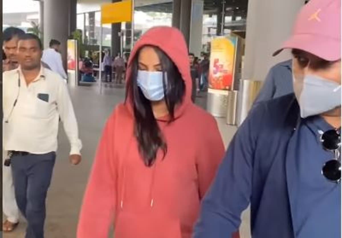 Shehnaaz Gill ने पैपराजी को देखते ही एयरपोर्ट पर लगाई दौड़, हूडी और मास्क से छुपाया चेहरा, देखें VIDEO