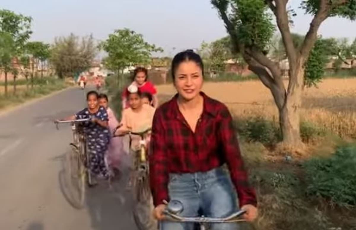 Shehnaaz Gill ने फैंस को दिखाया अपना गांव, बच्चों के साथ साइकिल की सवारी करती दिखीं एक्ट्रेस, VIDEO VIRAL