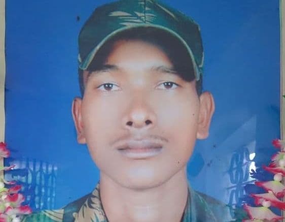 शहादत के 13 साल बाद भी परिजनों को नहीं मिलीं सरकारी सुविधाएं, पिता का छलका दर्द, सारंडा में नक्सली हमले में शहीद हुए थे दिनेश कुमार बेसरा