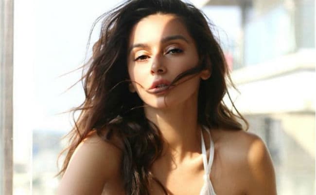 अंकिता लोखंडे को भला-बुरा कहने वाली शिबानी दांडेकर कौन है? फरहान अख्‍तर को कर रहीं डेट