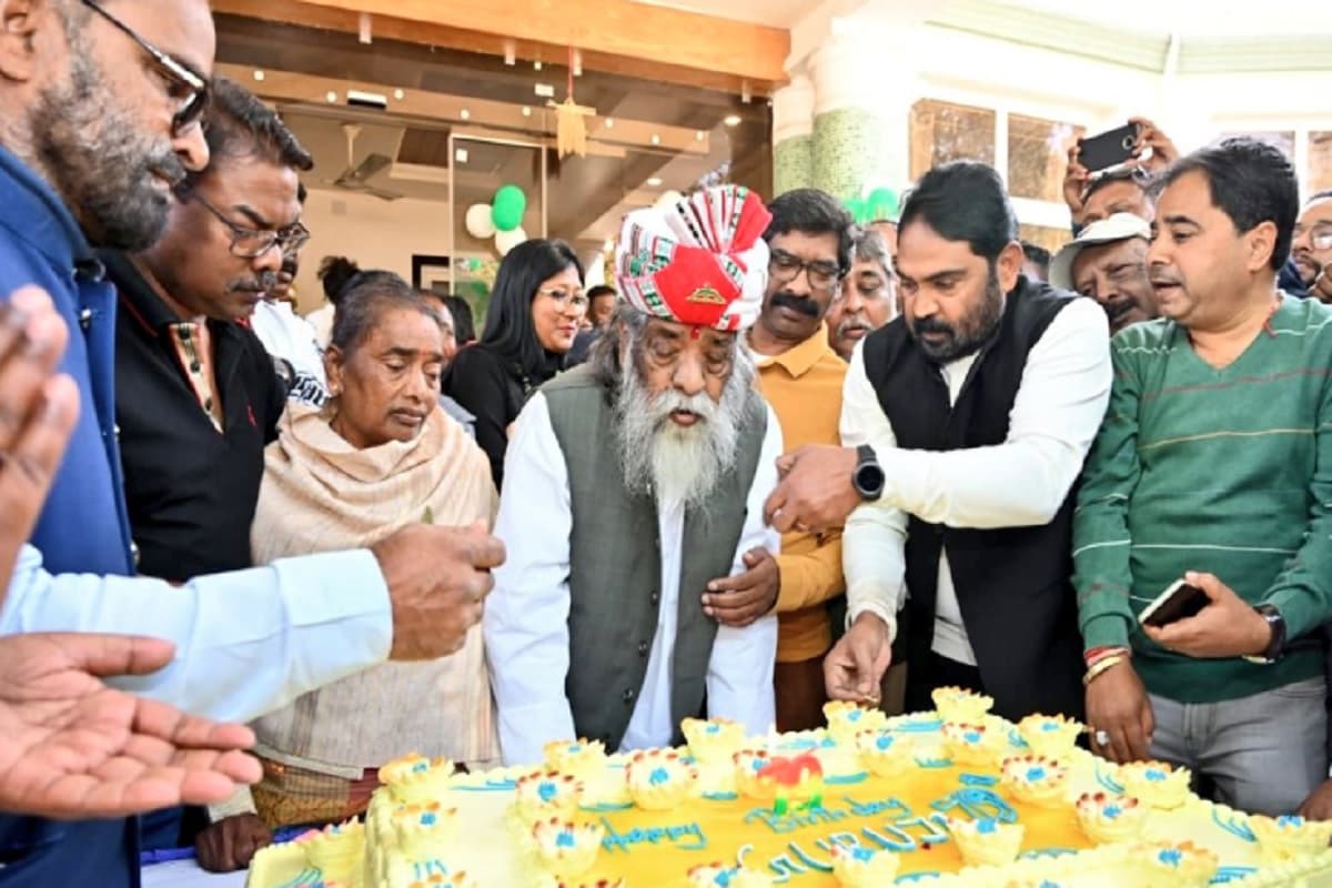 PHOTOS: शिबू सोरेन ने अपने परिवार व कार्यकर्ताओं संग ऐसे मनाया जन्मदिन, सुबह से ही घर पहुंचने लगे थे शुभ चिंतक