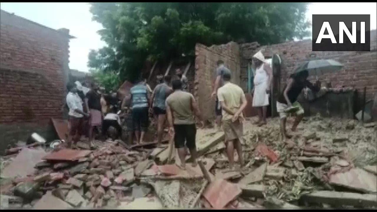 UP News: मूसलाधार बारिश के चलते शिकोहाबाद में गिरी मकान की दीवार, एक बच्चे की मौत और 8 लोग घायल