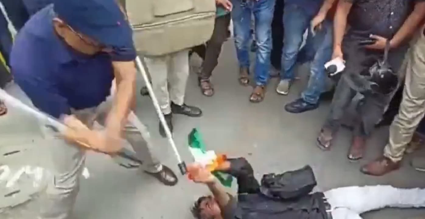 शिक्षक अभ्यर्थियों पर लाठीचार्ज करने वाले अधिकारी को Congress ने बाहरी बताया, BJP पर कसा तंज