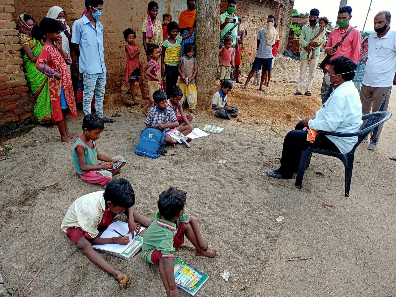 कोरोना काल में जब स्कूल बंद हैं, तो गांव जाकर बच्चों को पढ़ा रहे हैं झारखंड के शिक्षा मंत्री जगरनाथ महतो