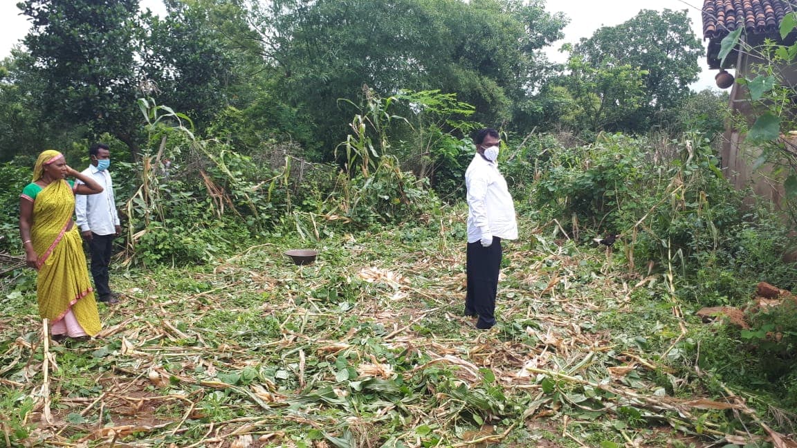 शिक्षा मंत्री जगरनाथ महतो बाइक से पहुंचे नक्सल प्रभावित गांव उपरघाट, हाथियों से हुए नुकसान का लिया जायजा, की पीड़ित परिवारों की मदद