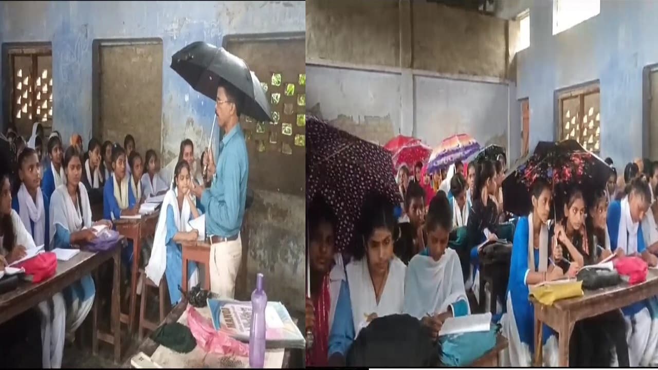 बिहार: बारिश से तालाब में तब्दील हुआ स्कूल, टपकती छत के नीचे पढ़ने को मजबूर बच्चे