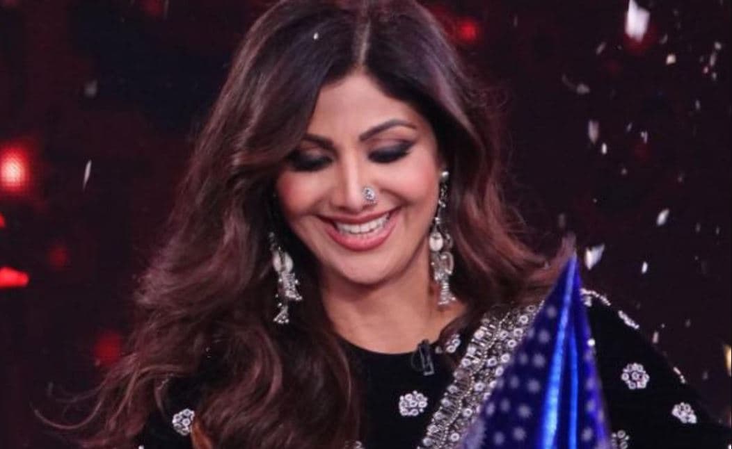 शिल्पा शेट्टी ने शिमर ड्रेस में शेयर की ये ग्लैमरस तसवीर, फैंस ने कमेंट में लिखा- ब्यूटी क्वीन यहां हैं...