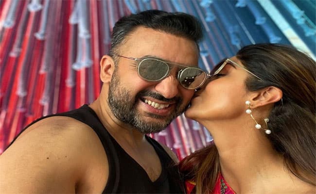Titanic पोज देते नजर आए Shilpa Shetty और Raj Kundra, फैंस बोले 'पटियाला पेग दे इडली सांभर'