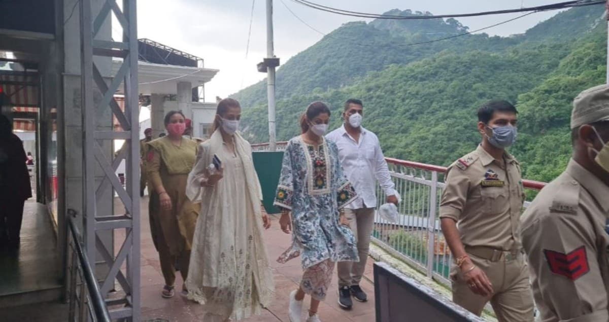 माता वैष्णो देवी के दरबार में पहुंचीं शिल्पा शेट्टी, जमकर लगाया जय माता दी का जयकारा