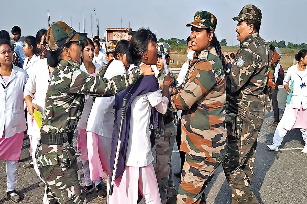 झारखंड : छात्र ने की आत्महत्या की कोशिश, शाइन नर्सिंग कॉलेज के विद्यार्थियों ने जमकर किया हंगामा