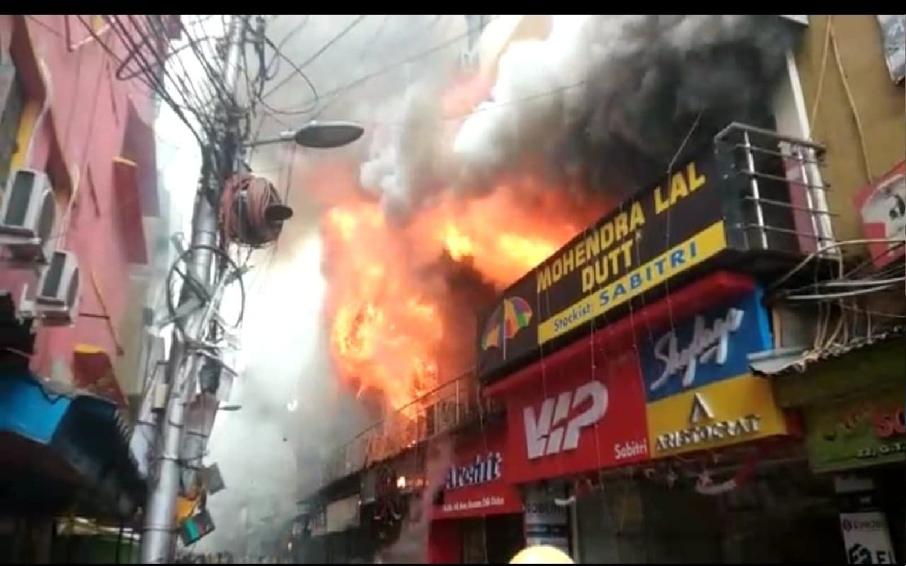 West Bengal News : हावड़ा के बैग दुकान में लगी भयंकर आग, मौके पर छह दमकल पहुंचे आग बुझाने की कोशिश जारी