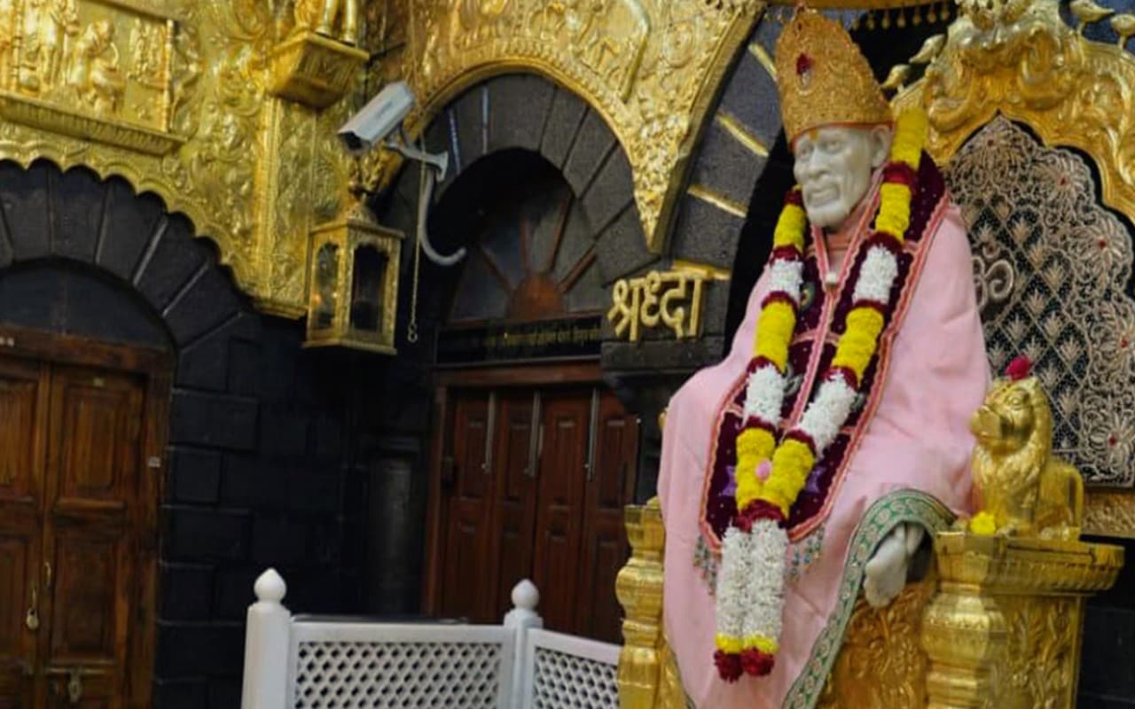 Maharashtra: शिरडी साईं मंदिर के सिक्कों को नहीं मिल रही रखने की जगह, बैंकों ने भी किया लेने से इनकार
