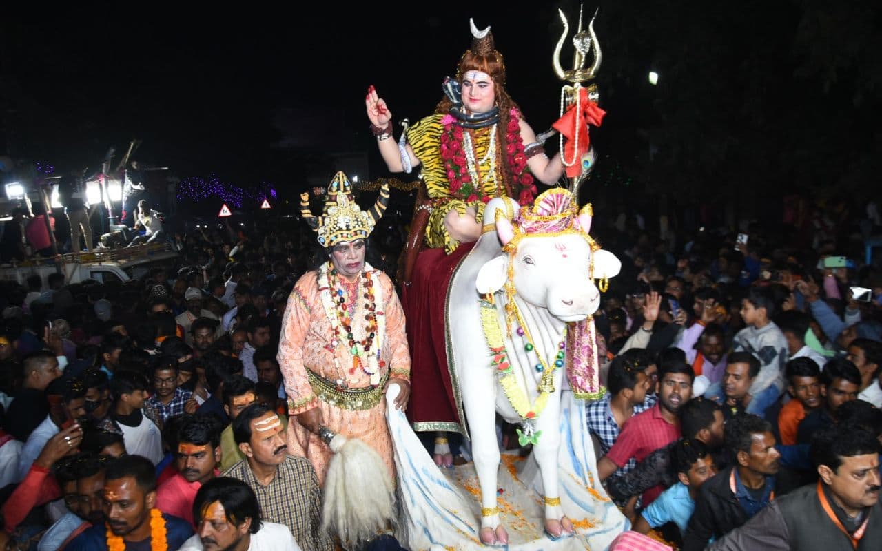 IN PICS: महाशिवरात्रि पर बाबानगरी में उतरा देवलोक, भोलेनाथ की बारात में दिखा अक्षरा सिंह, भाग्यश्री का जलवा