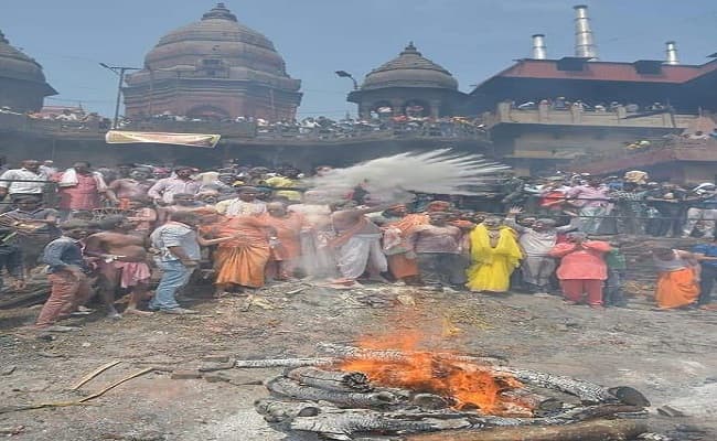 काशी में चिताओं के भस्म से खेली गयी होली, ‘खेलें मसाने में होली दिगंबर' गाने पर झूमे शिवभक्त