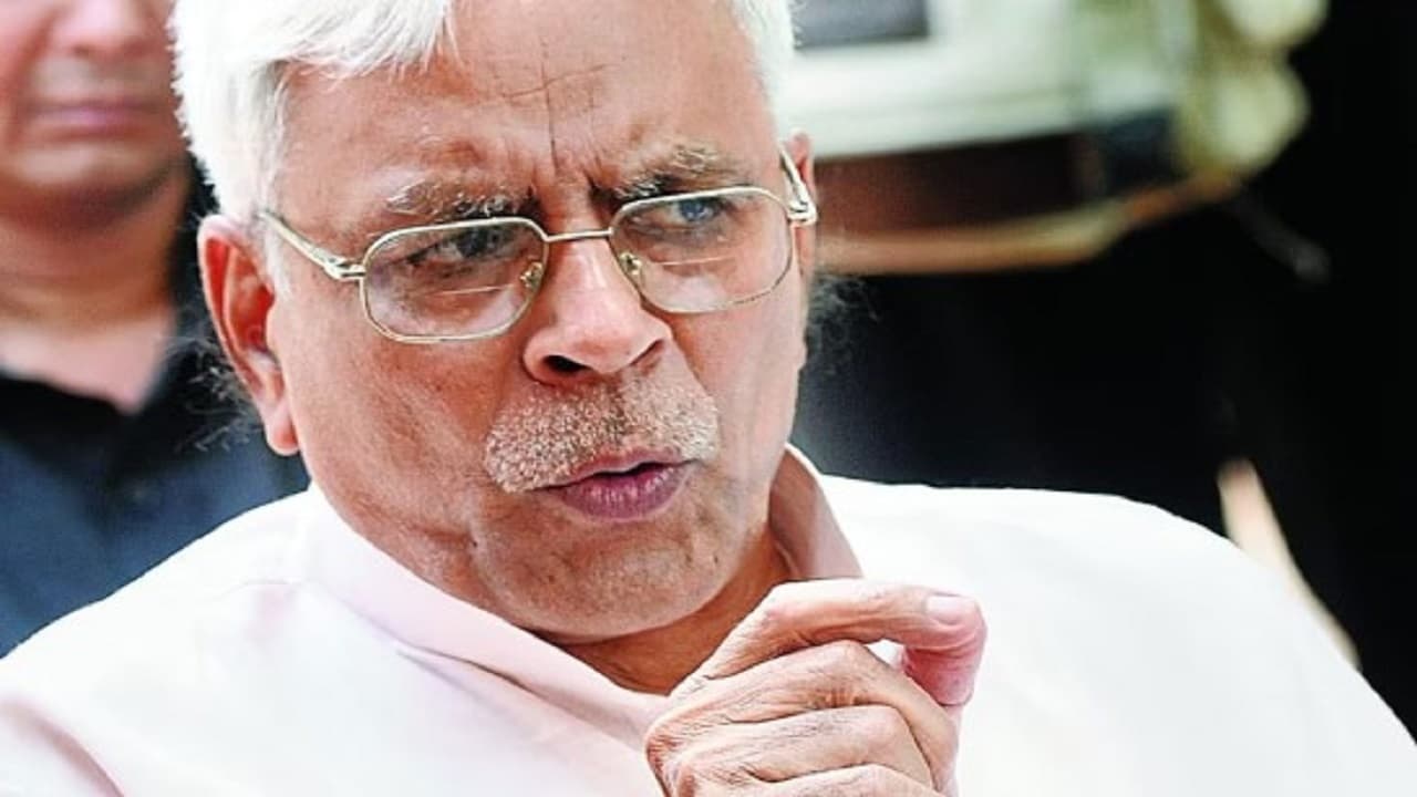 बिहार: छुट्टियों में कटौती को लेकर राजनीति तेज, शिवानंद तिवारी ने कहा- बच्चों की पढ़ाई होगी प्रभावित