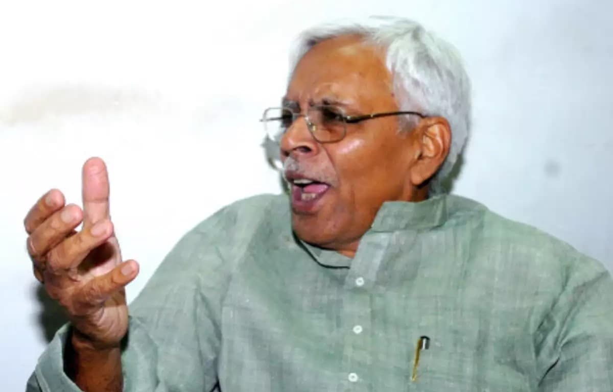 बिहार में हार पर महागठबंधन में तकरार, RJD नेता शिवानंद तिवारी बोले- ‘राहुल गांधी BJP के मददगार’