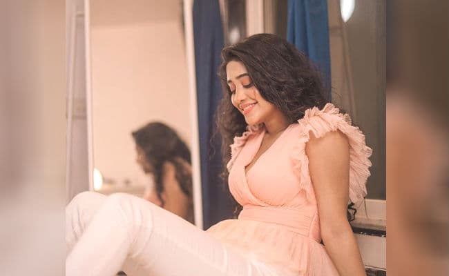 ग्लैमरस अंदाज में दिखीं 'नायरा', तो शिवांगी जोशी के फैंस बोले- मेरा दिल टूट...