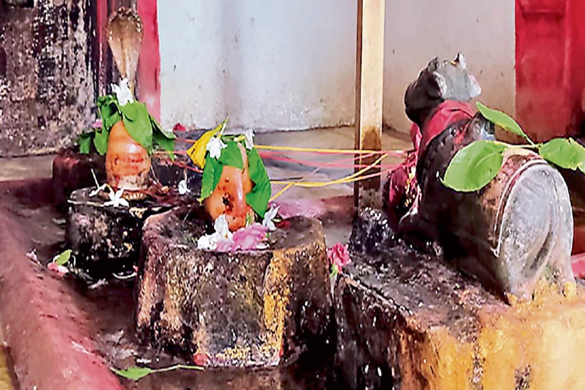 गुमला के बिशुनपुर में स्थित इस मंदिर के शिवलिंग का हर छह माह में बदलता है रंग, भक्तों की उमड़ती भीड़