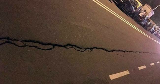 लातेहार जिले के पथ में पड़ी दरार, दोपहिया वाहन चलाना भी हुआ दूभर