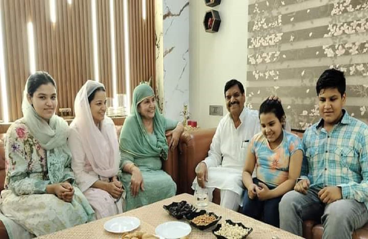 कानपुर: सपा विधायक इरफान के घर पहुंचे शिवपाल यादव, बोले- गलत तरीके से फंसाया गया, पार्टी हर संभव लड़ेगी लड़ाई