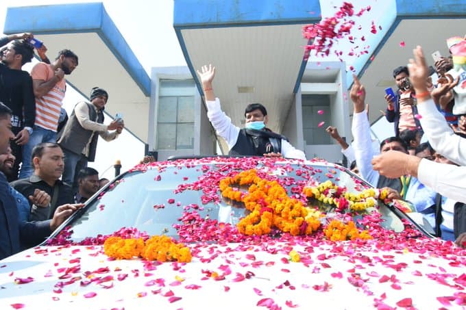 UP Panchayat Chunav 2021 : पंचायत चुनाव के पहले शादी समारोह में पकी राजनीतिक खिचड़ी ? ओवैसी ने मुलायम के भाई शिवपाल यादव से कही यह बात UP Panchayat Chunav 2021 : पंचायत चुनाव के पहले शादी समारोह में पकी राजनीतिक खिचड़ी ? ओवैसी ने मुलायम के भाई शिवपाल यादव से कही यह बात