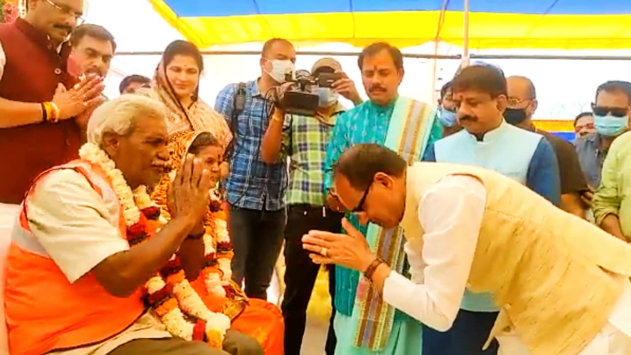 शिवराज सिंह चौहान ने सफाईकर्मियों के साथ भोजन करके मनाया 64वां जन्मदिन, सड़क पर झाड़ू लगाया