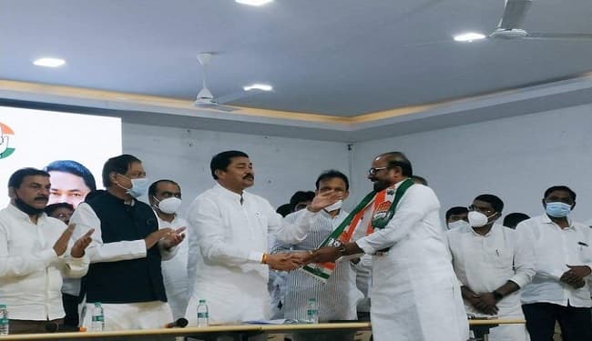 महाराष्ट्र में दलबदल का खेल तेज, तीन बार विधायक रहे शिवसेना नेता ने थामा कांग्रेस का हाथ