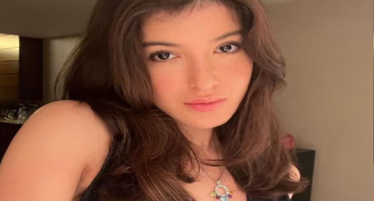 Shanaya Kapoor ने ब्लैक ड्रेस में दिखाईं अदाएं, स्टारकिड के पेंडेंट ने खींचा फैंस का ध्यान, PHOTOS